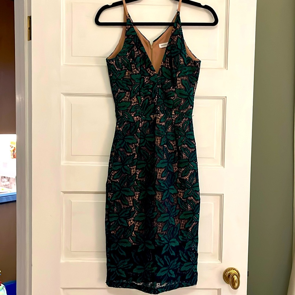 Floral cocktail dress in size XS, great for petite builds!